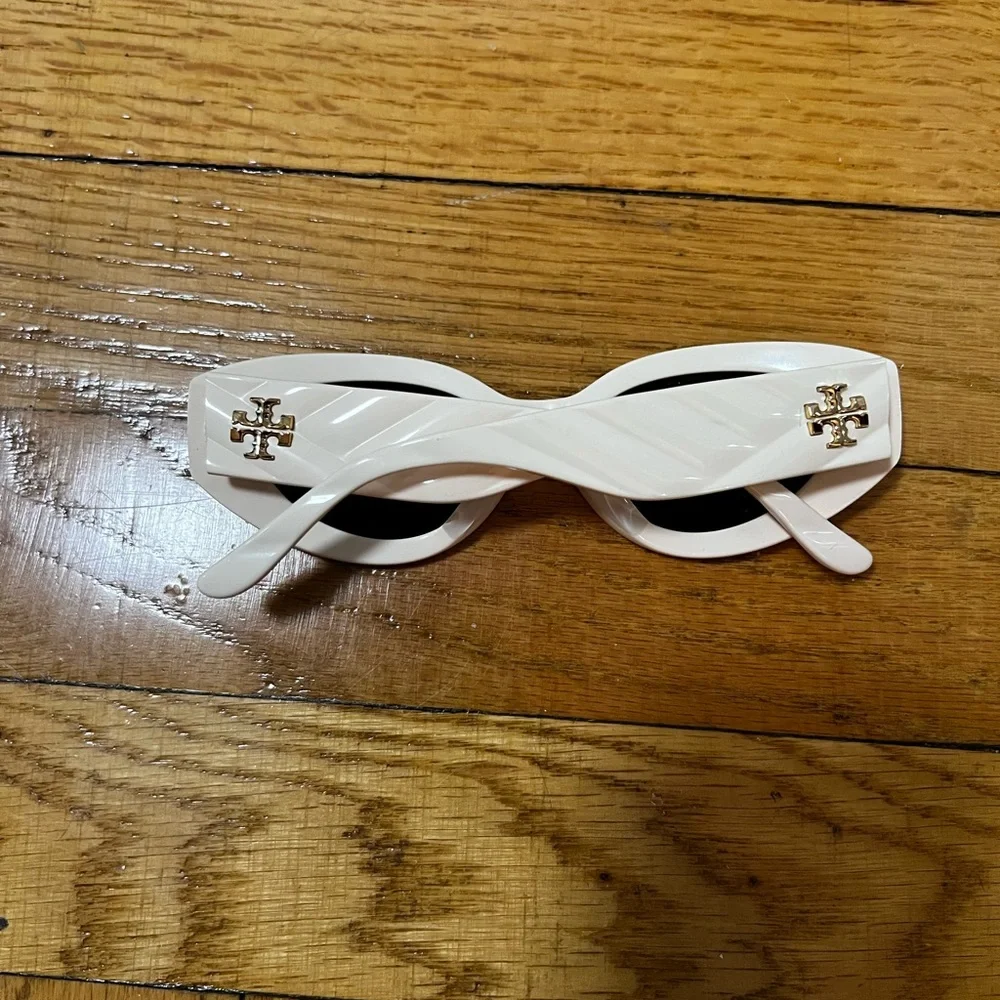 Tory Burch frame dark oval