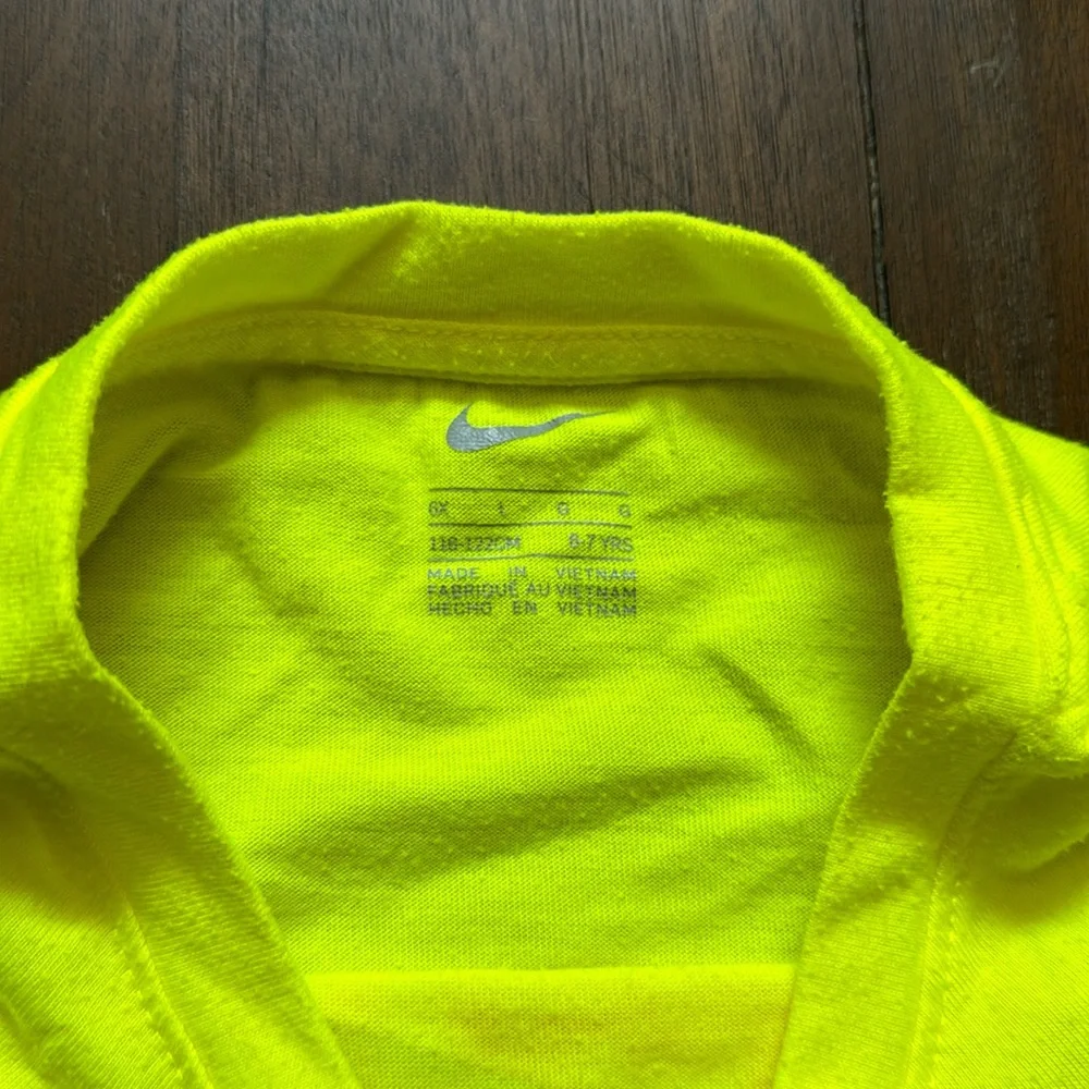 Size 6-7YRS Nike bright just do it tee