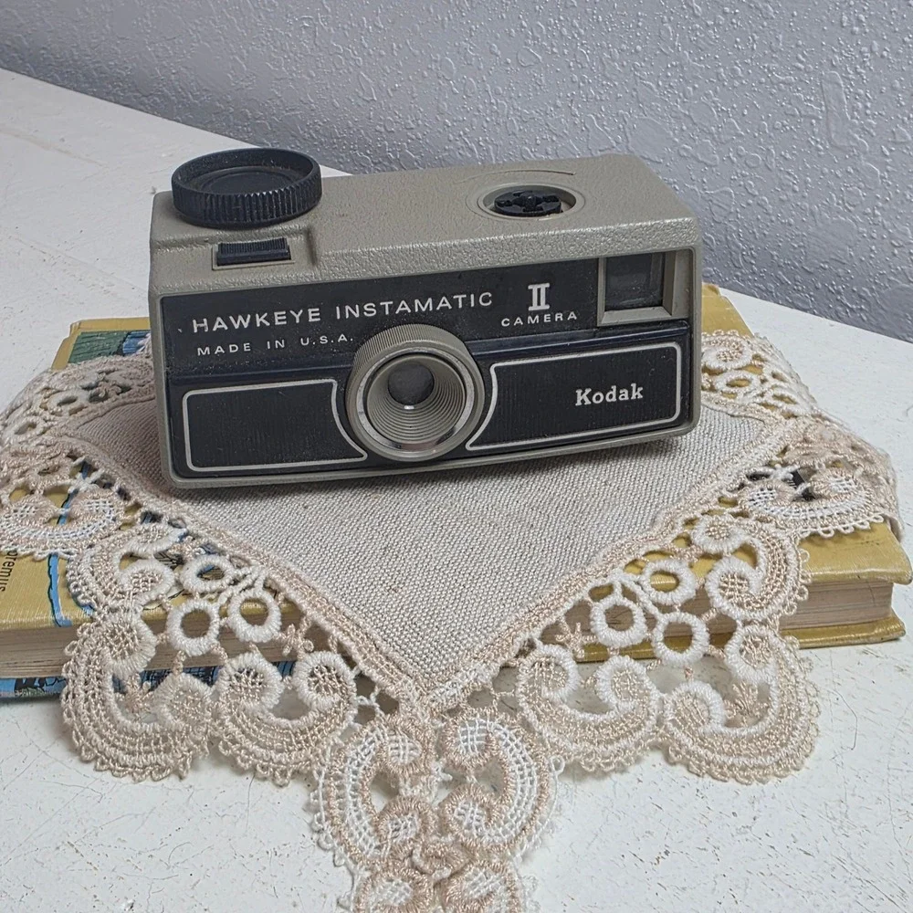 Vintage 60s Kodak Hawkeye Instamatic II 126 Film Camera Tan Black‎