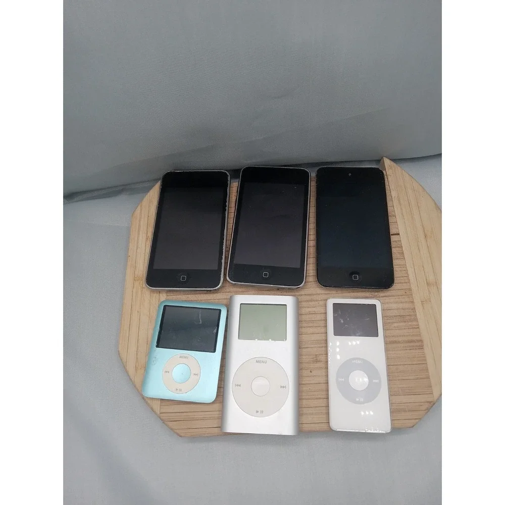 Lot Of 6 Apple Products - iPods &  BROKEN (For Parts‎ Only Locked Scratches.