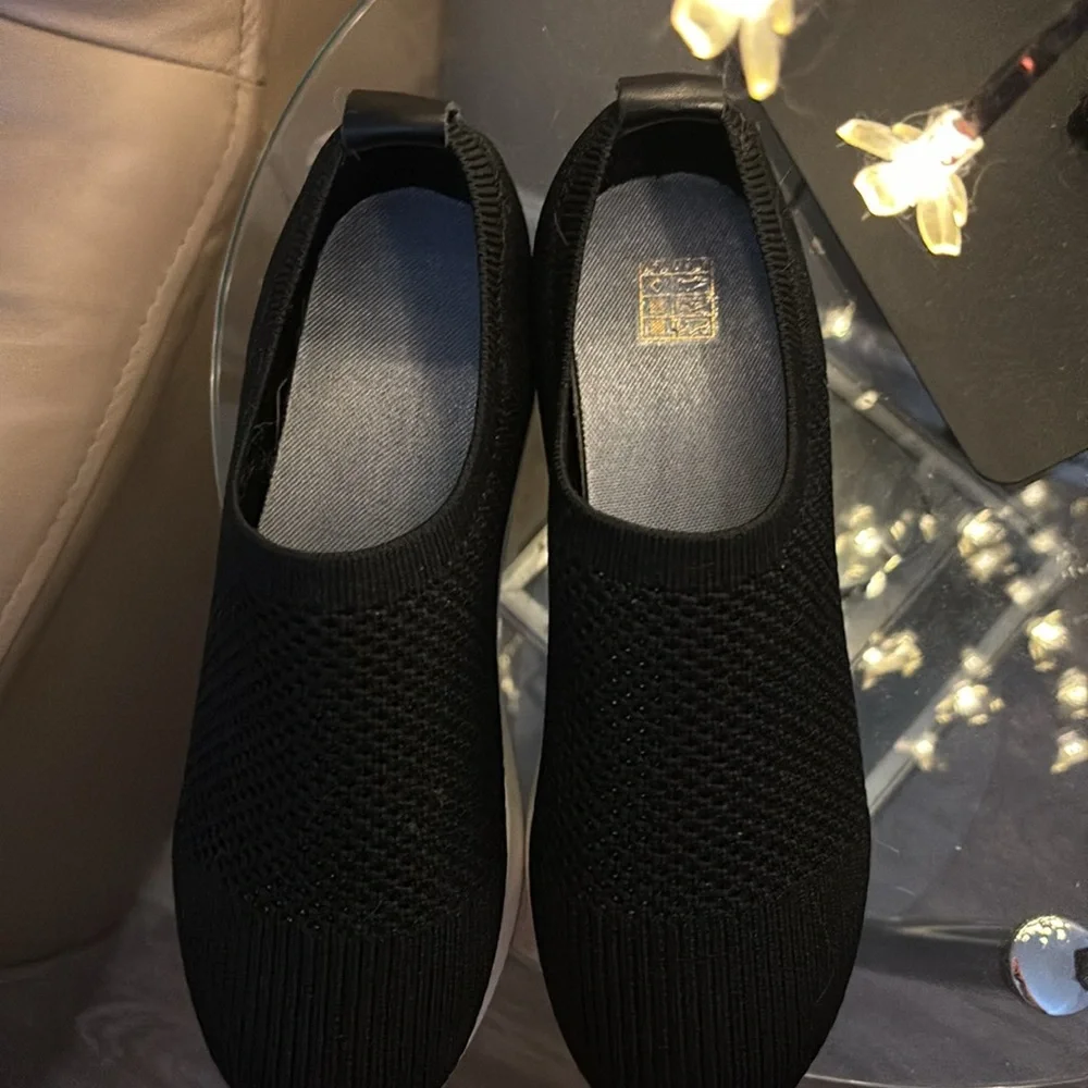 N/A comfortable black